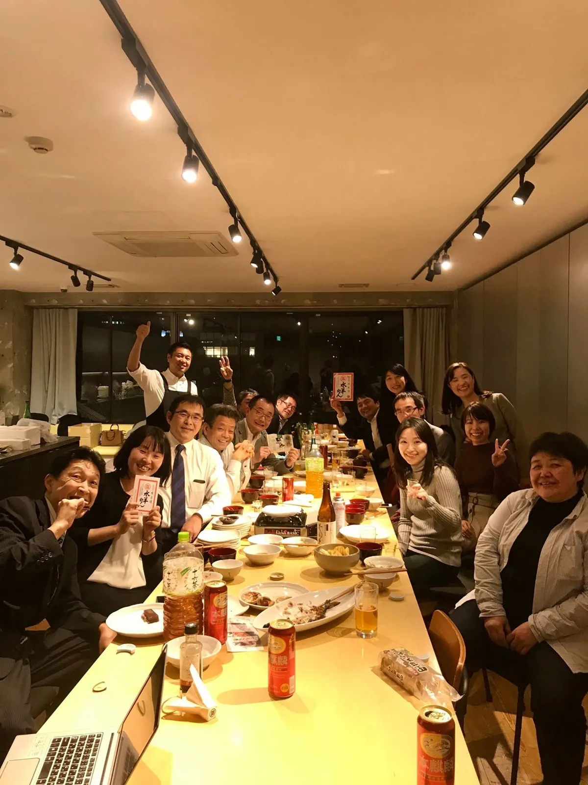 長い食卓を囲む参加者