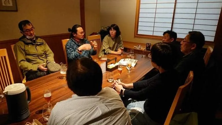 座卓を囲んで話す人たち